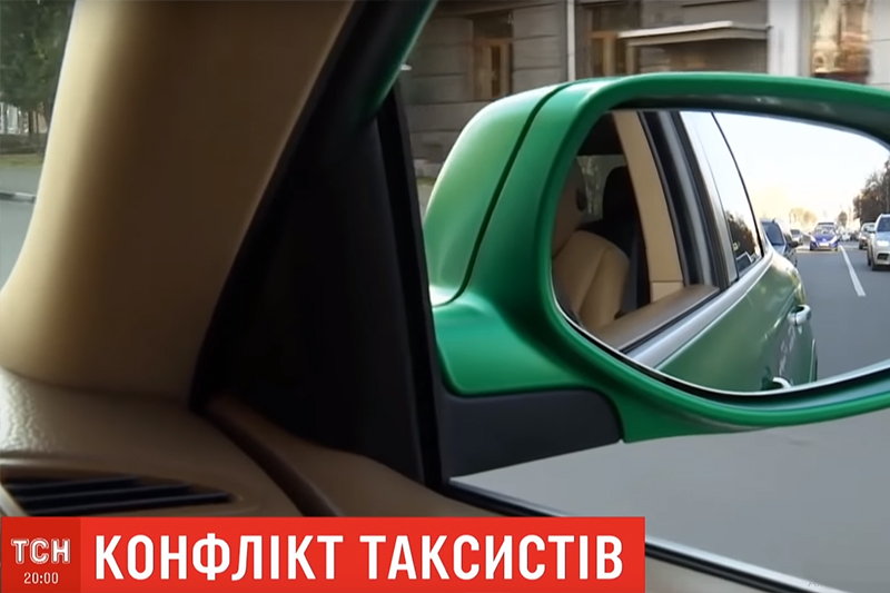 Таксисты в Черкассах напали на авто конкурента, который работает в новом сервисе перевозок