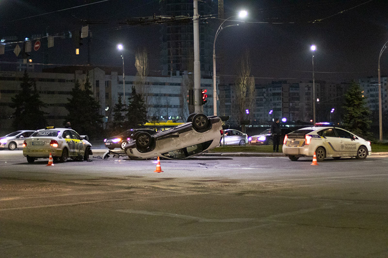 В Киеве Volkswagen службы такси «571» врезался и перевернул Kia: пострадали пассажиры такси