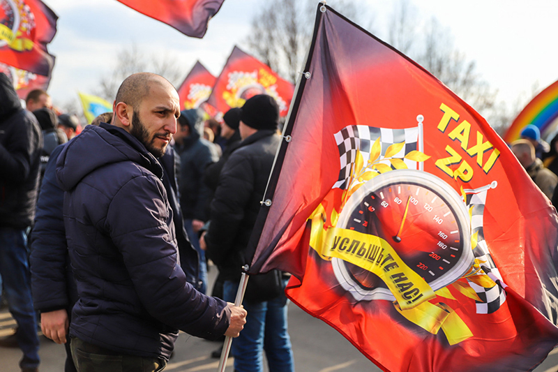 В Запорожье таксисты митинговали против низких тарифов. Фото