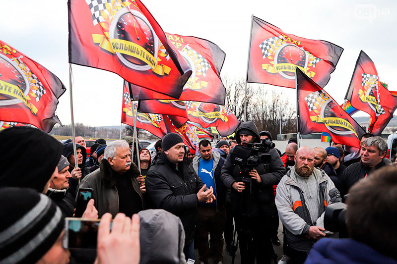 В Запорожье таксисты митинговали против низких тарифов. Фотоотчет