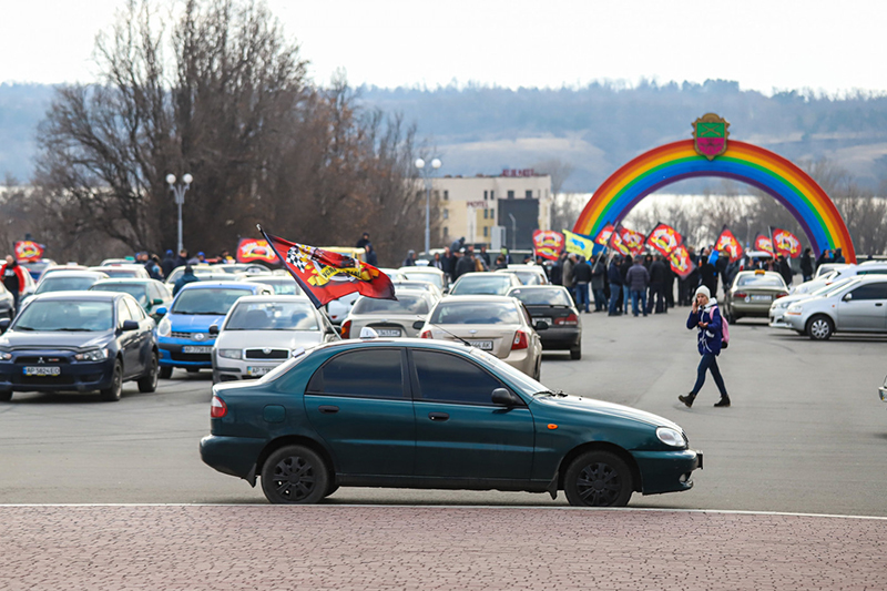 В Запорожье таксисты митинговали против низких тарифов. Фото