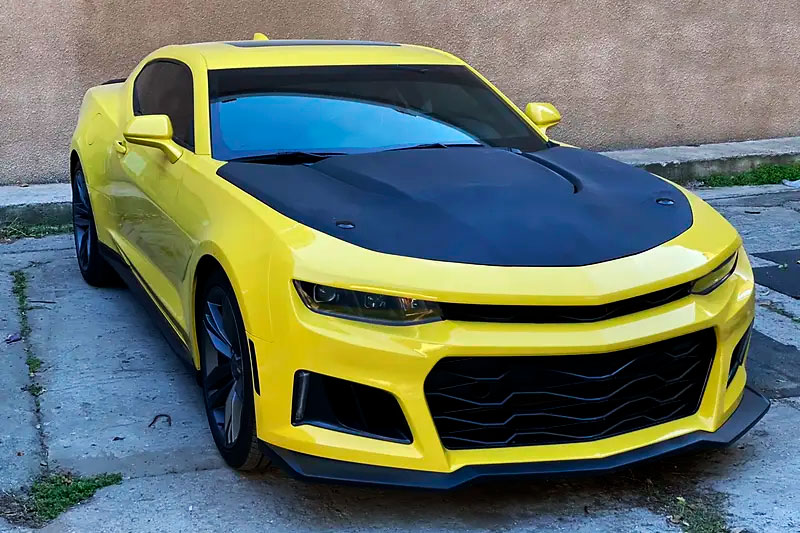 В Белой Церкви засняли таксиста на Chevrolet Camaro, который в защитном костюме ездит по заказам