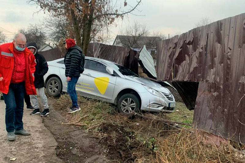 Застрял в заборе и завис над двором – в Днепре очередное ДТП с такси Uklon (фото)