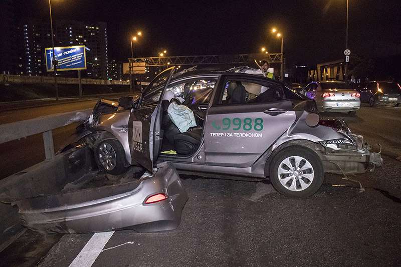 В Киеве на Позняках неадекватный водитель микроавтобуса уничтожил такси Uber и пытался скрыться в озере. Фото