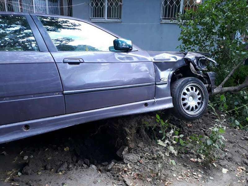 Авария в Одессе: таксист на BMW снес дерево во дворе. Фото