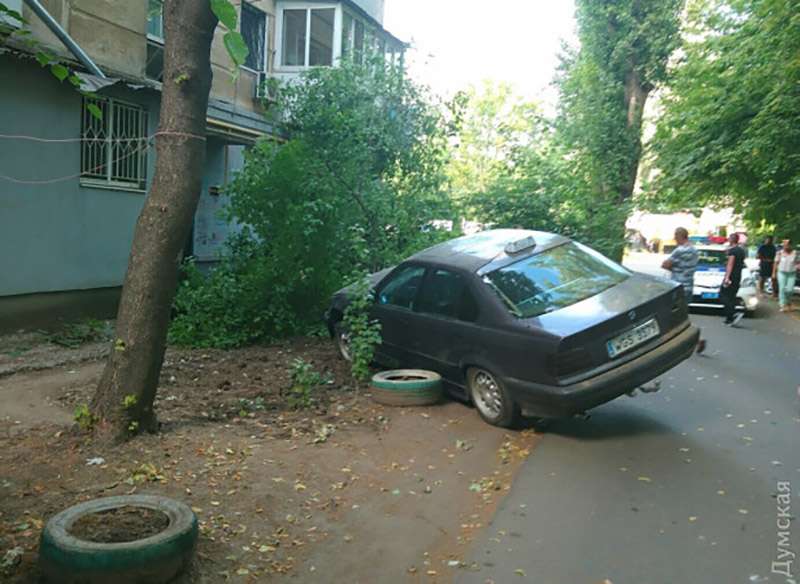 Авария в Одессе: таксист на BMW снес дерево во дворе. Фото