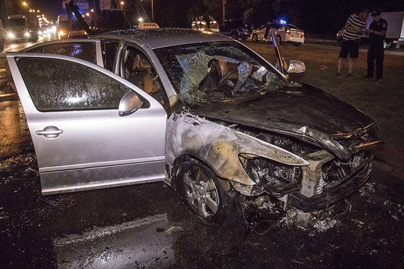 В Киеве на Богатырской сгорело такси Skoda