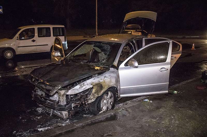 В Киеве на Богатырской сгорело такси Skoda. Фото