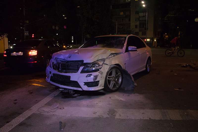 В Киеве на Леси Украинки Mercedes протаранил такси и загорелся: пострадал мужчина. Фото