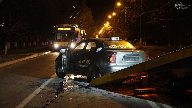 В Мариуполе произошло лобовое столкновение "Фиата" и такси. Фото