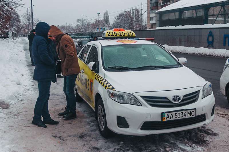 В Киеве подполковник СБУ с пистолетом Макарова угнал такси