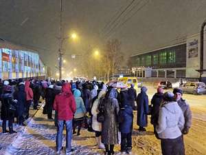 В Киеве поднялись тарифы такси, люди мерзнут на остановках