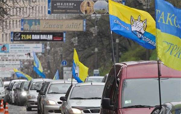 Протест таксистов в Киеве у Кабинета министров. Фото