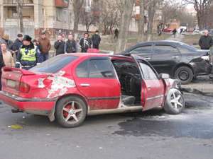 Авария такси в Одессе: сгоревший автомобиль, трое пешеходов в больнице. Фото