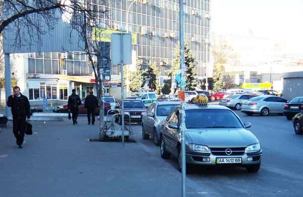 Украинцы стали вдвое реже ездить на такси 