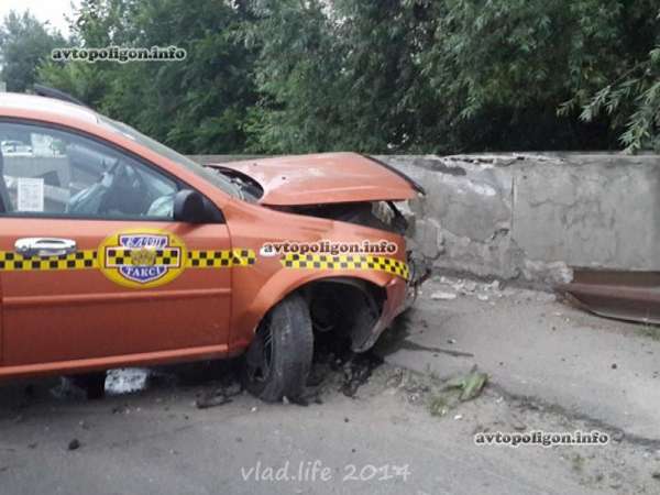 ДТП в Киеве: пьяный таксист на Chevrolet Lacetti врезался в отбойни. Фото