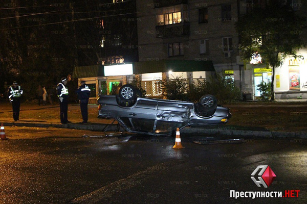 В Николаеве посредине магистрали перевернулось такси с херсонскими номерами