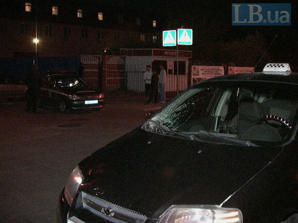 Возле станции метро "Черниговская" в Киеве такси на большой скорости сбило женщину-пешехода