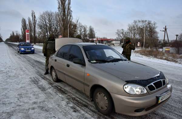 В Мариуполе пьяные пассажиры такси требовали отвезти их в Горловку, угрожали ножом