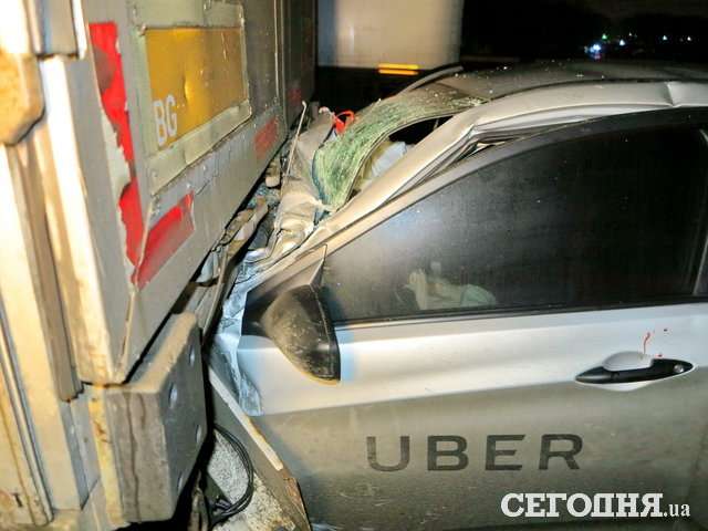 В Киеве такси врезалось в грузовик: двое пострадавших. Фото